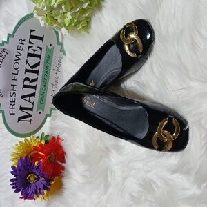 Wanted 7.5 black patent leather with gold circle accents, and gold heel.